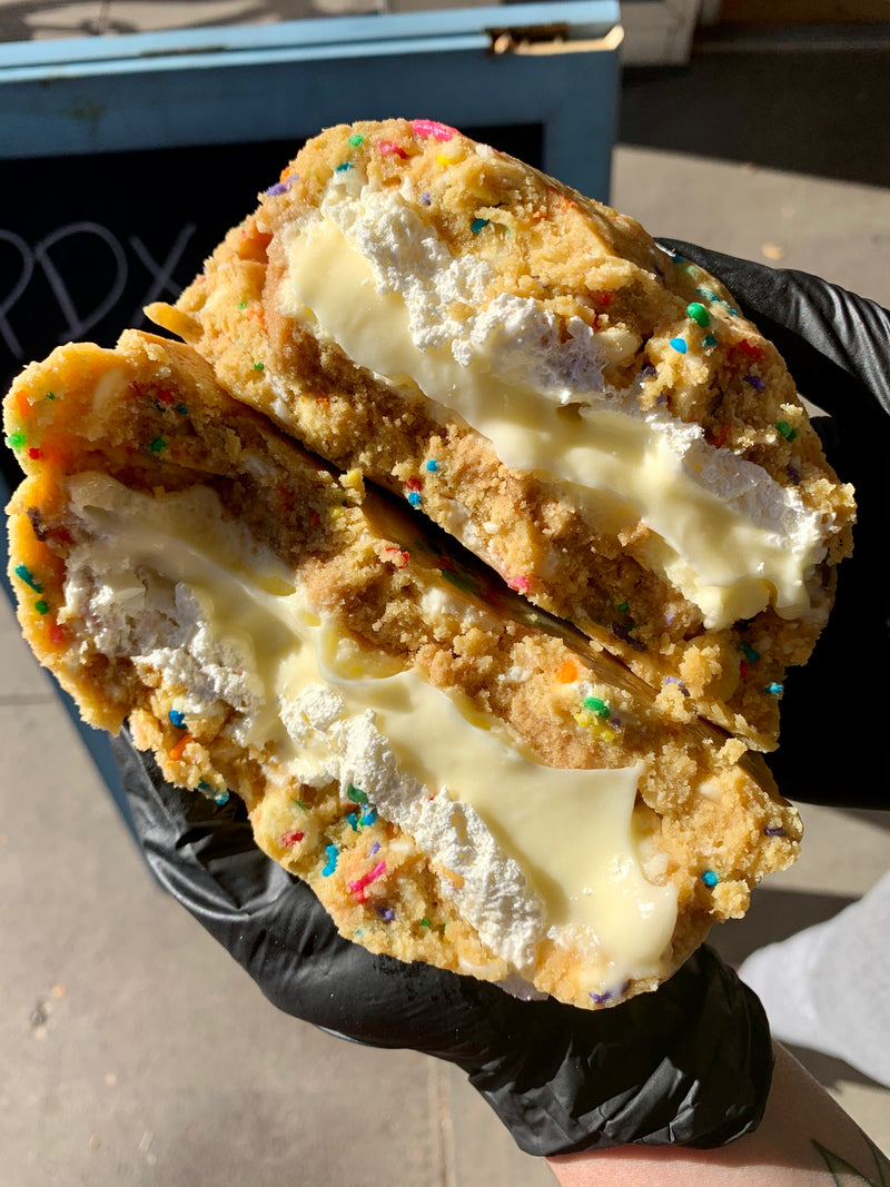 MEGA MONSTER (CONFETTI CREAM PIE)
